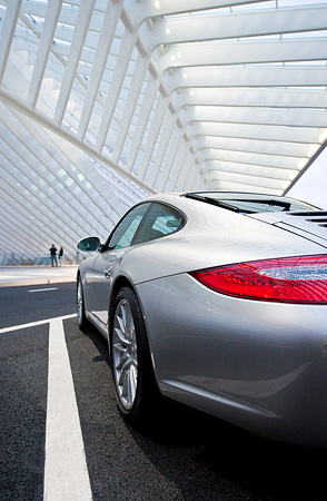 Porsche in TGV station Liege door Calatrava