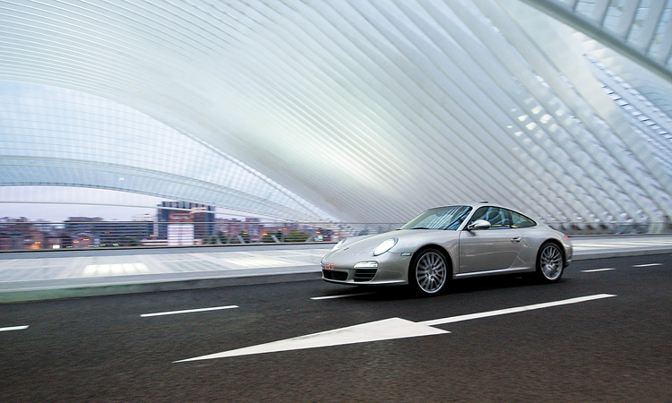 Porsche in TGV station Liege door Calatrava